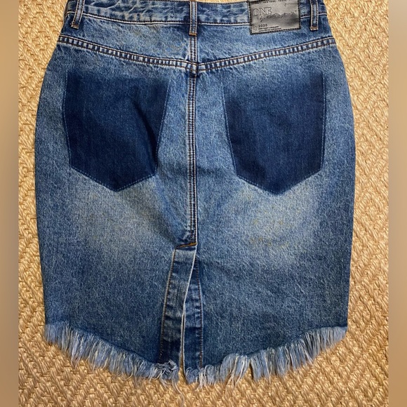 ARITZIA HIGH WAISTED DENIM MIDI SKIRT. Size 28. Condition LIKE NEW! - Picture 2 of 4